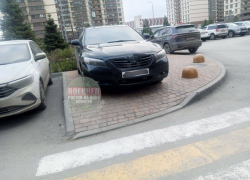 Дерзкого водителя, который оставил машину прямо на тротуаре, нашли и оштрафовали в Ростове 