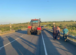 В Ростовской области в ДТП с трактором пострадала семья 