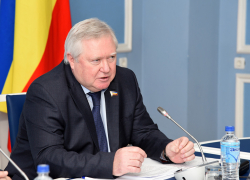 Главврач-депутат из Ростова Дронов зарабатывает 161 тысячу рублей в месяц и оформляет всю недвижимость на супругу