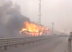 Уничтоживший два жилых дома ужасающий пожар в поле под Ростовом попал на видео