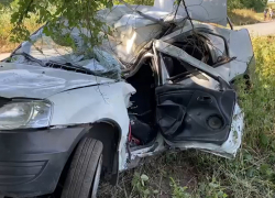 Под Шахтами за рулем автомобиля насмерть разбился подросток