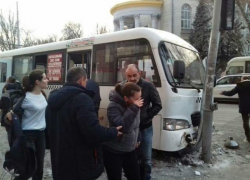 В Ростове водитель маршрутки на полном ходу врезался в светофор и сбежал с места аварии