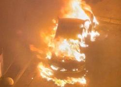 В Ростове ночью дотла сгорел внедорожник