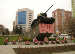 Танк, прошедший Великую Отечественную войну, стоит на Гвардейской площади в Ростове