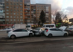 В Ростове на Стачки произошло ДТП с пятью машинами