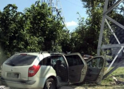 На миг утерянное управление автомобилем привело водителя прямиком в столб в Ростове
