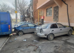 В Ростове троллейбус впечатал иномарку в стену частного дома