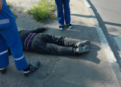 Мужчина умер на глазах у десятков прохожих посреди улицы в Ростове