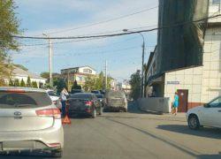 Объезжать по тротуару огромную пробку вынудили автомобилистов две «притершиеся» иномарки в Ростове