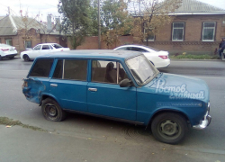 В Ростове мотоциклист врезался в старенькую "Двойку"