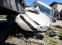 В Ростове автомобиль Lada столкнулся с железнодорожной платформой