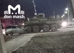 СМИ: в Ростовской области БТР врезался в припаркованную легковушку