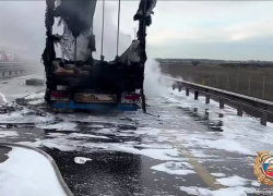 Грузовик сгорел на М-4 "Дон" под Ростовом и перекрыл часть трассы