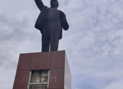Вандалы разбили плитку на памятнике Ленину в парке Батайска