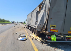 Пассажирский автобус столкнулся с грузовиком на трассе в Ростовской области