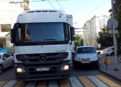 Фура в центре Ростова снесла зеркало «криво припаркованной» иномарке
