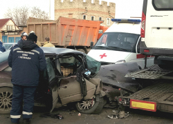 Пассажирка "десятки" серьезно пострадала в тройной аварии на улице Ростова