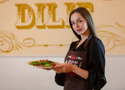«Я люблю итальянскую кухню»: интересный салат участницы «Мисс Блокнот Ростов-2022» Виктории Пшеничной