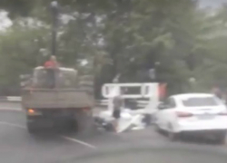 Уронившая на иномарку огромный станок фура на дороге Ростова попала на видео