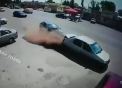 В Ростовской области водитель иномарки на скорости влетел в припаркованный автомобиль