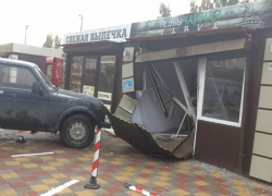В Ростове Нива на полной скорости влетела в торговый ларек с чаями