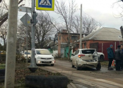 Опасным крутым пике с вылетом в светофор закончилась для автолюбителя встреча с иномаркой в Ростове