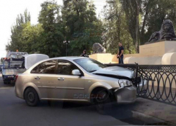 Не справившись с управлением на повороте мужчина влетел в чугунное ограждение в Ростове