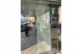 Жителям Ростова предложили жаловаться на вандалов разламывающих «умные» остановки