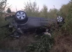 В Ростовской области 10-летний ребенок погиб после опрокидывания машины