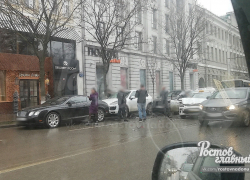 В центре Ростова столкнулись пять элитных иномарок и два такси