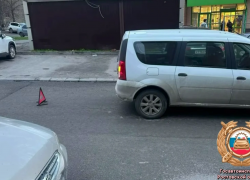 Внезапно вышедший из-за припаркованного авто 9-летний ребёнок едва не погиб под колёсами легковушки во дворе в Ростове