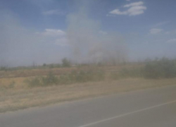 Спасатели три часа тушили пожар на поле под Ростовом