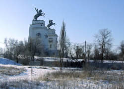 «Стояли насмерть, защищая ворота Кавказа»: скульптуры казаков в Волгодонске напоминают о мужестве воинов