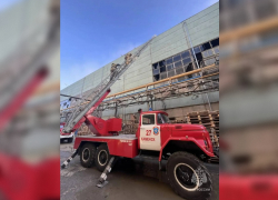 Пять человек доставили в больницу после пожара на стеклотарном заводе в Каменске-Шахтинском