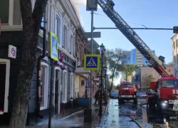 Пожарные спасли двух женщин из пылающего здания в центре Ростова