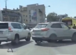 Угодившая прямо в реанимацию из-под колес автомобиля женщина-пешеход в Ростове попала на видео
