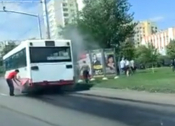 Эвакуироваться в срочном порядке из закипевшего на ходу автобуса пришлось пассажирам в Ростове