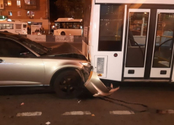 Водитель на Infiniti протаранил автобус и скрылся с места происшествия в Ростове