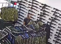 В Ростове полиция разыскивает неизвестного, укравшего страйкбольный автомат