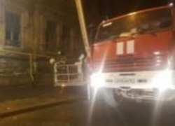 Заселенную бомжами дореволюционную постройку в Ростове пожарные тушили несколько часов