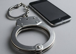 На Дону двое мужчин ворвались к должнику, отобрали телефоны, избили и заработали уголовку  