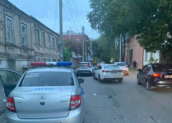 В центре Ростова инормарка врезалась в автомобиль полиции