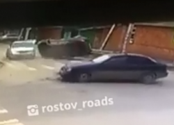 Иномарка влетела в два автомобиля и перевернулась на перекрестке в Ростове