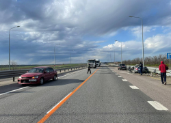 В тройном ДТП на трассе под Ростовом погиб водитель иномарки