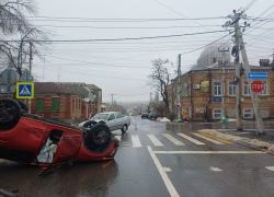 Автомобиль перевернулся из-за ДТП в Ростове