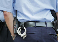 Мужчина с пистолетом и в камуфляже ограбил салон связи на 3 млн рублей