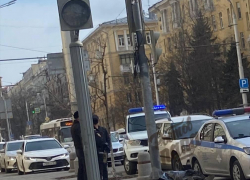 В центре Ростова рядом со зданием ГУ МВД скончался мужчина