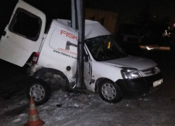 Потерявшая управление на скользкой трассе фура вмяла иномарку в столб и попала на видео под Ростовом
