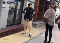 «Ты гадина и конченая мразь!»: ростовчанки надавали по лицу парню за пинок своей собаки