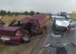 Пять человек погибли и трое пострадали в ДТП на трассе в Ростовской области